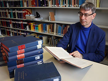 Prof. Michael P. Streck bei der Konsultation der gedruckten akkadischen Wörterbücher.