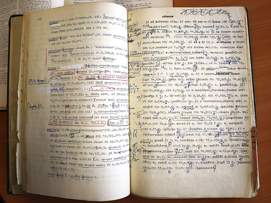 Maschinengeschriebenes Manuskript des dritten und letzten Bandes des “Akkadischen Handwörterbuches” von Wolfram von Soden 