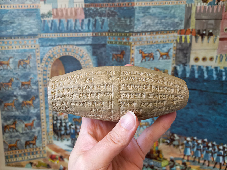 Moderner Abguss eines Tonzylinders mit einer akkadischen Inschrift des Königs Nebukadnezzar von Babylon (6. Jh. v. Chr.) 
