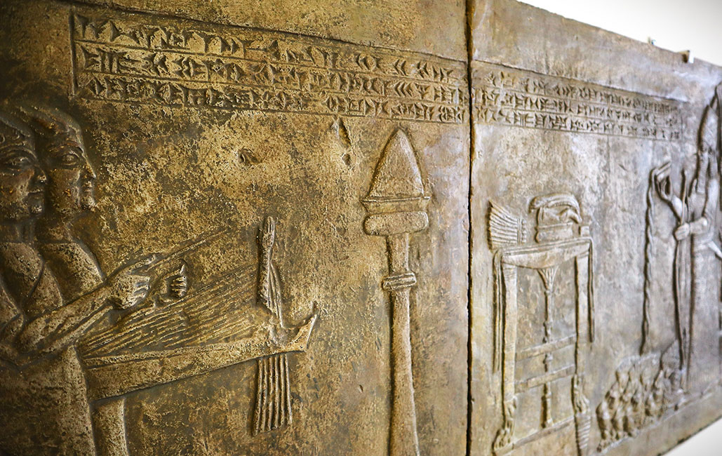 Moderner Abguss eines Reliefs aus dem 7. Jh. v. Chr. mit akkadischer Inschrift des Königs Assurbanipal von Assyrien